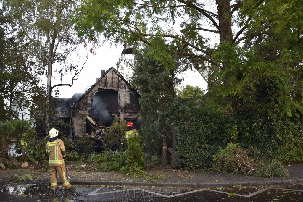 Grossfeuer Einfamilienhaus Siegburg Muehlengrabenstr P0867.JPG - Miklos Laubert